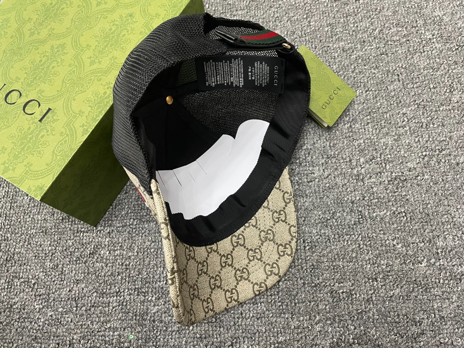 Caps