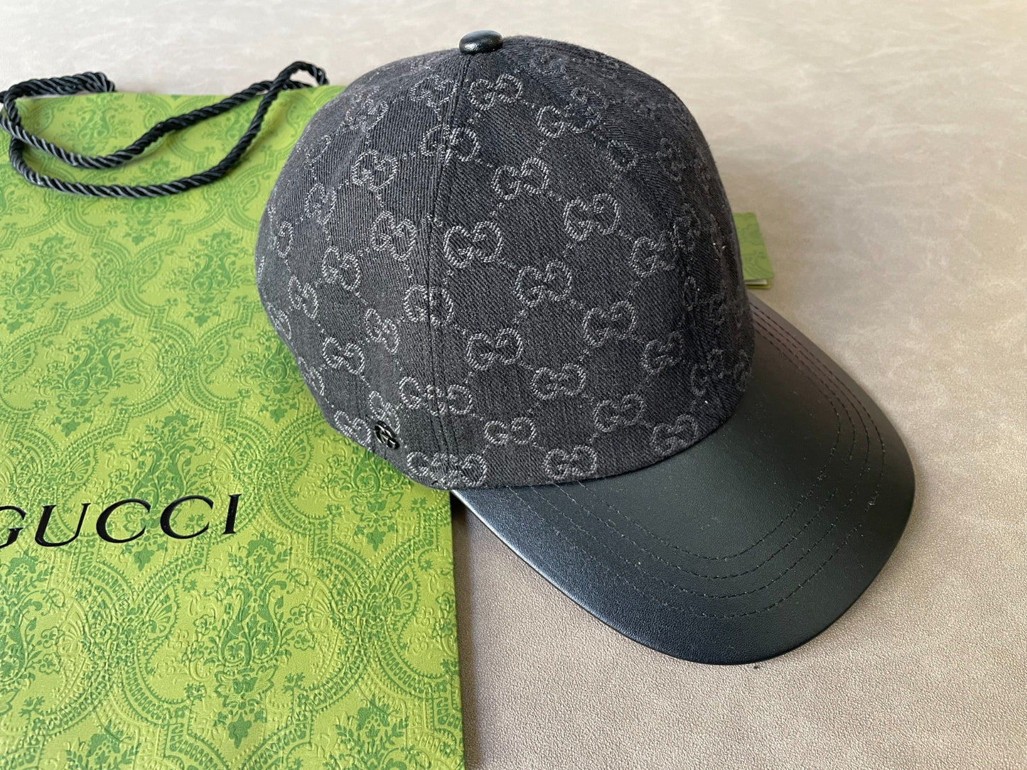 Caps