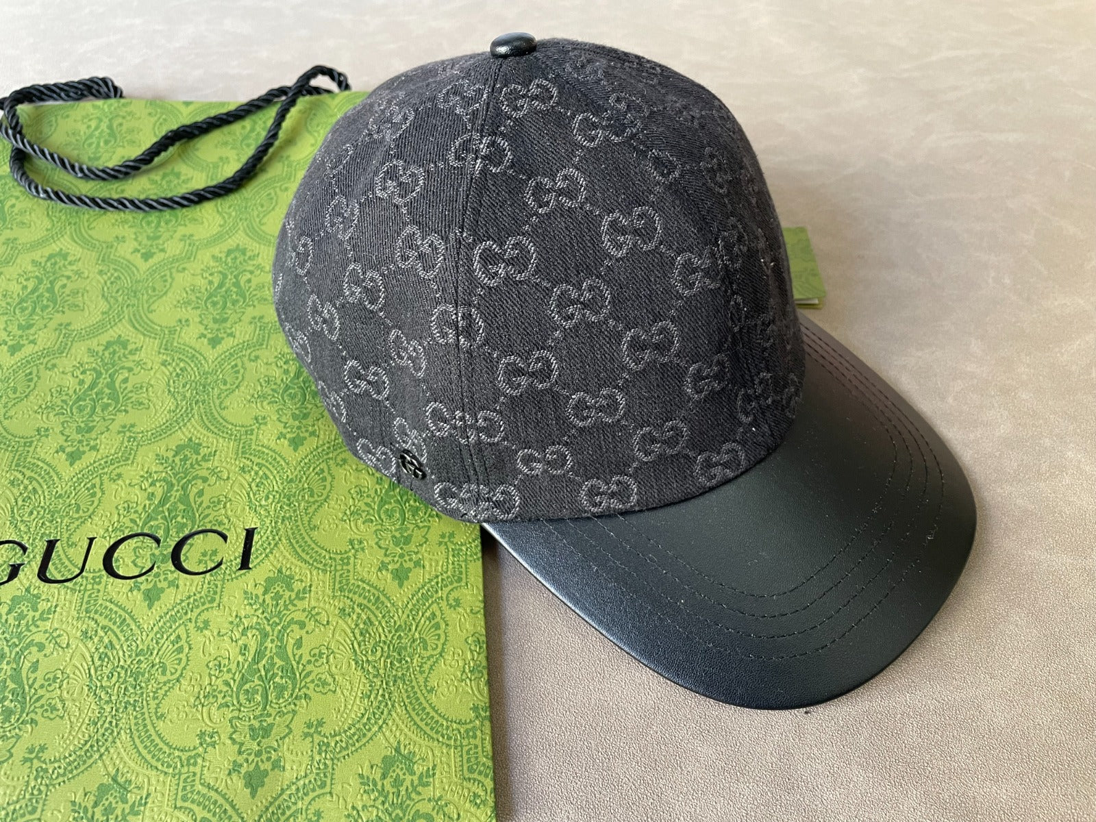Caps
