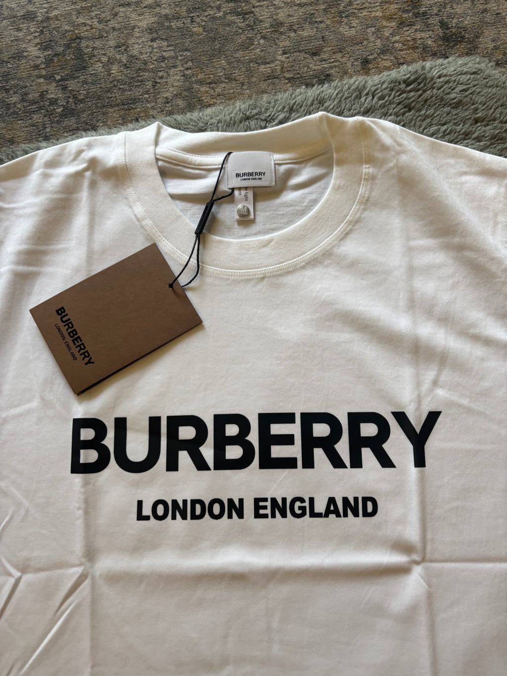 T-shirt, shorts and slippers