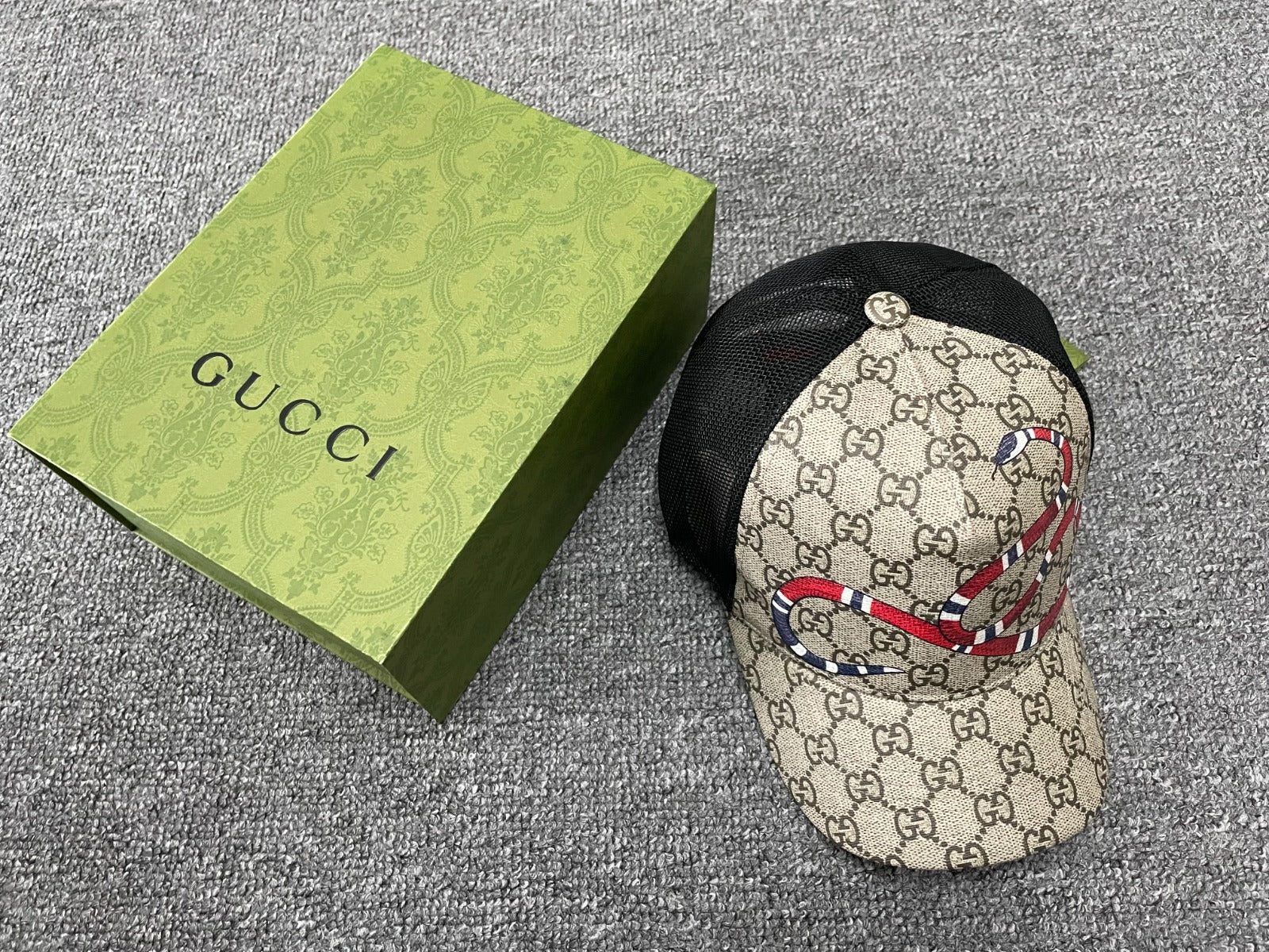 Caps